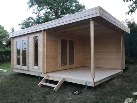 Záhradný domček s priestrannou terasou v prírodnom prostredí