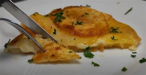 Ilustrácia zapekaného plneného kalerábu so syrovou krustou