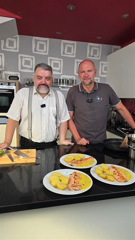 Ilustračná fotografia dvoch súťažiacich pri varení