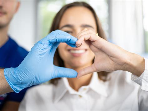 Ilustrácia aft v ústach s červeným okrajom a bielym povlakom