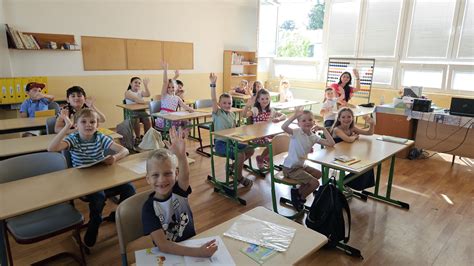 Tematická fotografia učiteľa komunikujúceho so žiakmi v aktívnej triede