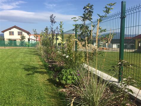 Tematické foto záhrady so živým plotom z vavrínovca