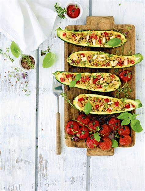 Detail plnených cherry paradajok s bylinkami