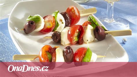 Špízy s vegánskou mozzarellou, paradajkami a bazalkou