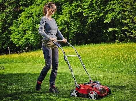 Schéma znázorňujúca správnu techniku hrabania trávnika a odstraňovania nečistôt