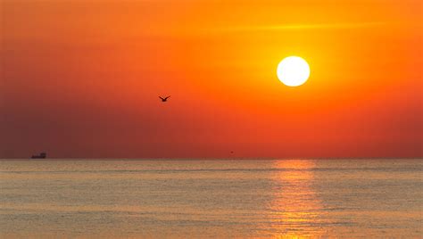 umelecká fotografia riečneho koryta s okruhliakmi pri východe slnka