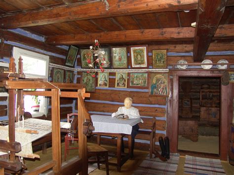 Historické foto: Muž s košíkmi z Lackovej (okres Stará Ľubovňa) na ceste na trh, polovica 20. storočia