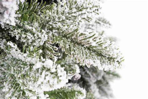 Detailná fotografia umelého vianočného stromčeka Jedľa Eliza zasnežená s bielym umelým snehom