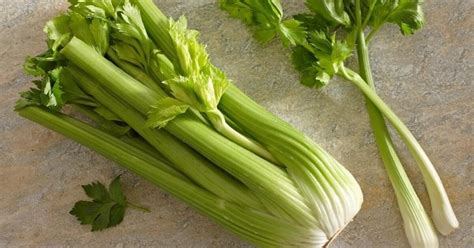 Infografika: Krok-za-krokom ako správne očistiť a nakrájať stopkový zeler