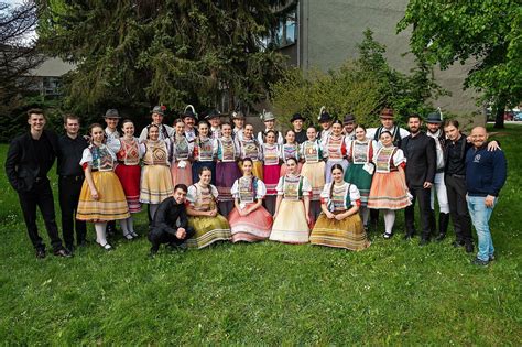 Tematické foto: Členovia folklórneho súboru FS Borievka v tradičných krojoch počas vystúpenia
