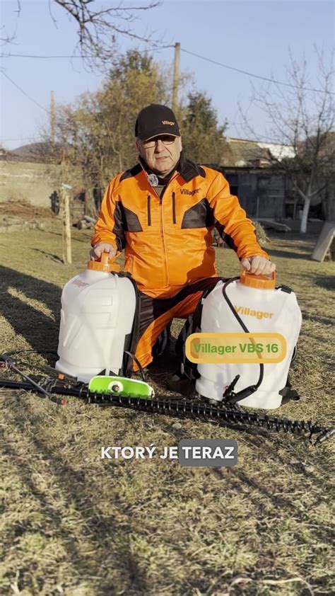 Tematické foto: človek postrekuje rastliny v záhrade akumulátorovým postrekovačom