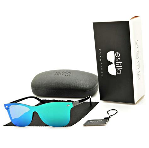 snímka trávnika do sucha, odolávajúceho slnečnému žiareniu