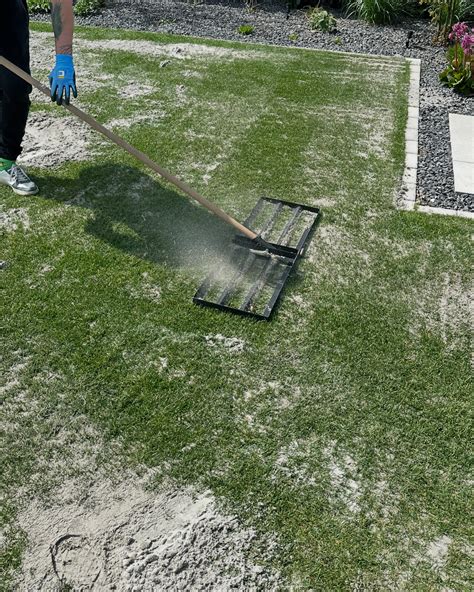 Schéma: Prierez pôdnym profilom ukazujúca pôsobenie pieskovania na prevzdušnenie koreňovej zóny trávnika