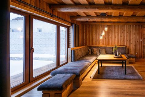 Interiér Apartmánu Jedľa - obývacia miestnosť s balkónom a výhľadom