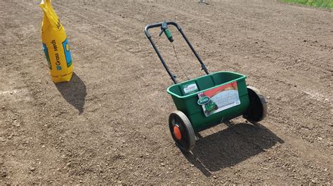 Schéma ideálnych období pre výsev trávnika s vyznačenými mesiacmi jar a jeseň