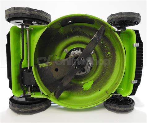 Detail motora a šasi kosačky Fieldmann FZR 4618