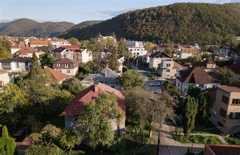 Fotografia tradičnej šibačky na dedine s vŕbovým korbáčom a kraslicami
