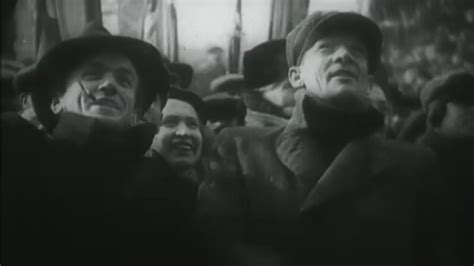 tematické foto mladého video editora pracujúceho na počítači