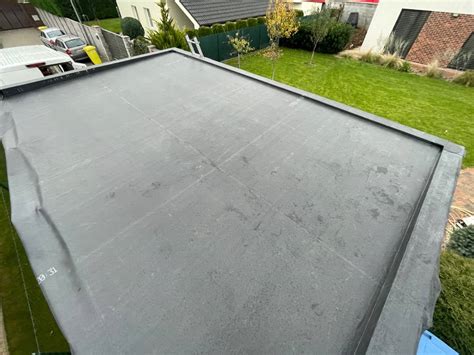 Detail strechy a ventilačných okienok záhradného domčeka