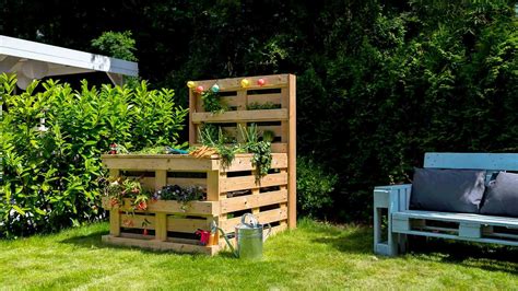 ilustračné foto vyvýšeného záhona z paliet v záhrade