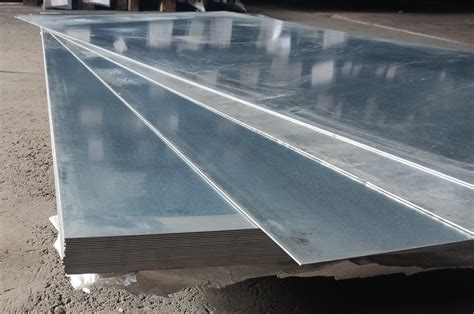 Detailný záber na pozinkovaný plech záhradného domčeka s vysvetlením technológie žiarového zinkovania.