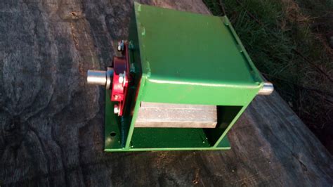 Schéma rozdielu medzi záhradným drvičom (nožový mechanizmus) a štiepkovačom (valcový mechanizmus)