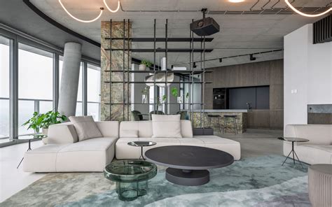 Fotografia jazierka s vysadenými kosatcami a hostami na brehu