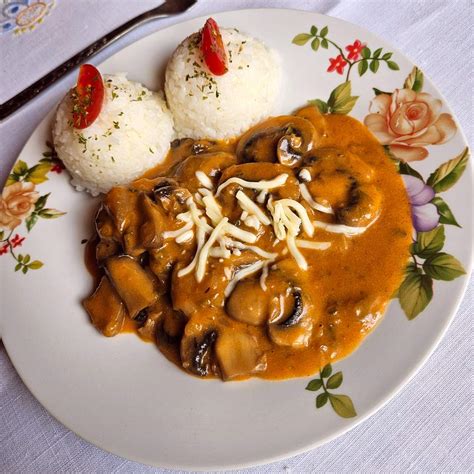 tanier s rôznymi jedlami zo šampiňónov