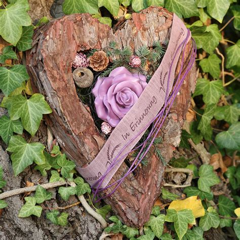 Foto: Dekoratívne srdce s borovicovou kôrou na hrobe