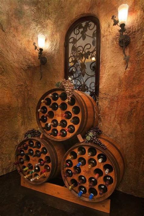 Ilustrácia rôznych kreatívnych využití starých drevených a plastových sudov v záhrade a ako dekorácie.