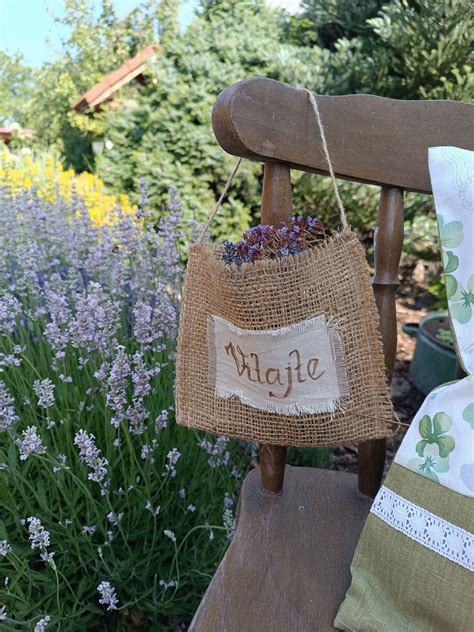 Inšpirácie na kreatívne využitie muškátov a upcyklovaných materiálov v záhrade, vrátane závesných klobúkov a háčikov z lyžičiek.