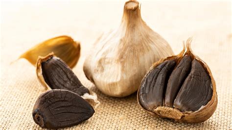 Ilustračné foto čierneho cesnaku.