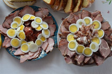Tradičné veľkonočné jedlá a obradové koláče, ako je paska alebo baránok