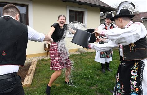 Ilustračné foto slovenskej šibačky a oblievačky