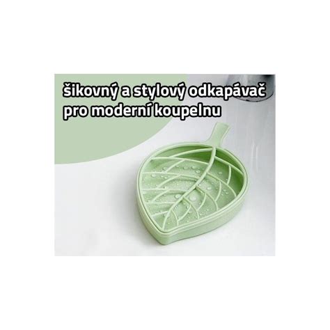 Detailný záber plastového štítku v tvare listu s napísaným názvom rastliny