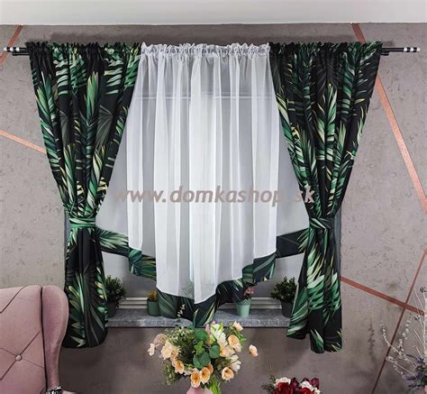 Ilustračná fotografia zrelých cibúľ s viditeľnými zelenými listami.