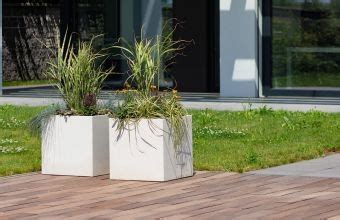 Dizajnový betónový kvetináč v modernej záhrade