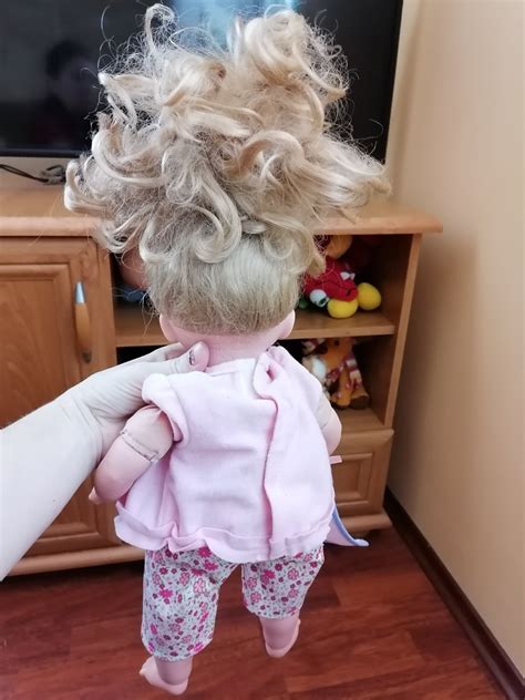 dievčatko s jemnými vláskami, ktoré čaká na prvé ostrihanie