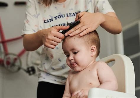 porovnanie jemných detských vláskov a hustejších, rastúcich vlasov