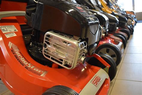 Tematická fotografia rôznorodej záhradnej techniky v predajni