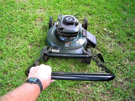 Ilustratívne foto: Muž pracuje s motorovou kosačkou na zelenej tráve