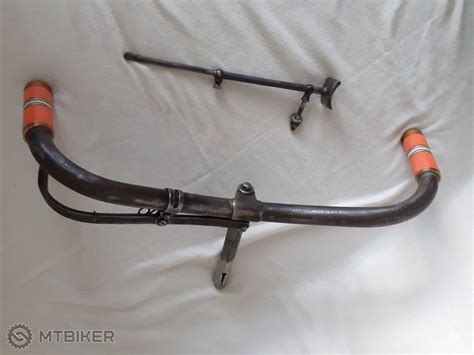 Schéma valcového drviča s ozubeným valcom a prítlačnou doskou