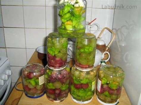 Poháre s nakladanými feferónkami v oleji a mede