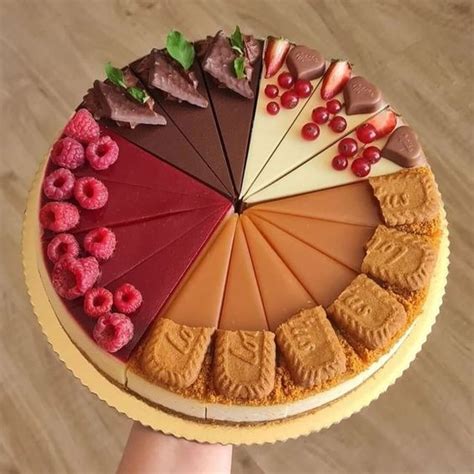 Foto nepečeného figového cheesecaku zdobeného fígami