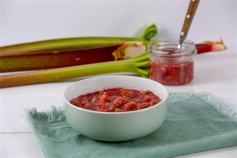 Foto figového chutney v pohári so syrom a pečivom