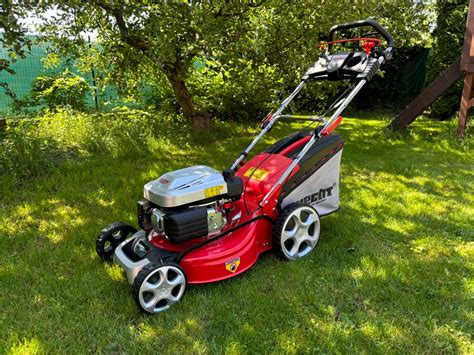 Detailný záber na akumulátorovú kosačku Hecht 5040 v záhradnom prostredí