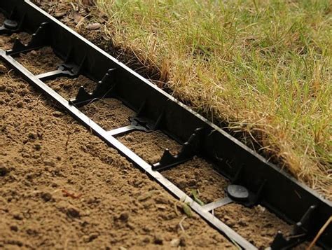 Neviditeľný plastový obrubník oddeľujúci trávnik od záhona