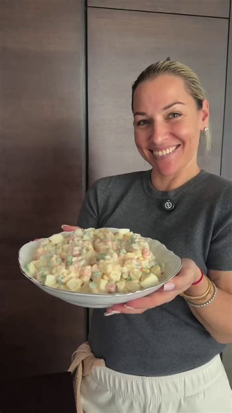 Schéma prípravy fit šalátu v miske so zobrazením ingrediencií (jablko, zeler, hrozno, jogurt)