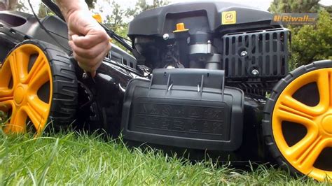 Infografika porovnávajúca kľúčové parametre modelov Riwall PRO RPM 5135 a Riwall PRO RPM 5135 E.