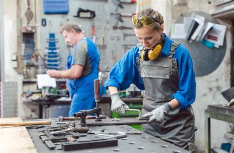 Ilustračné foto pracovníkov vo výrobe